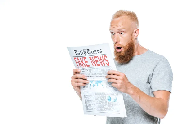 Barbuto Scioccato Leggere Giornale Con Notizie False Isolato Bianco — Foto Stock
