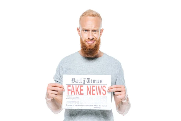 Hombre Barbudo Escéptico Mostrando Periódico Con Noticias Falsas Aislado Blanco — Foto de Stock