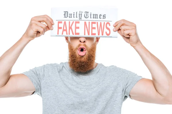 Schockierter Bärtiger Mann Hält Zeitung Mit Fake News Vor Augen — Stockfoto