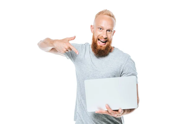 Animado Barbudo Homem Apontando Para Laptop Isolado Branco — Fotografia de Stock