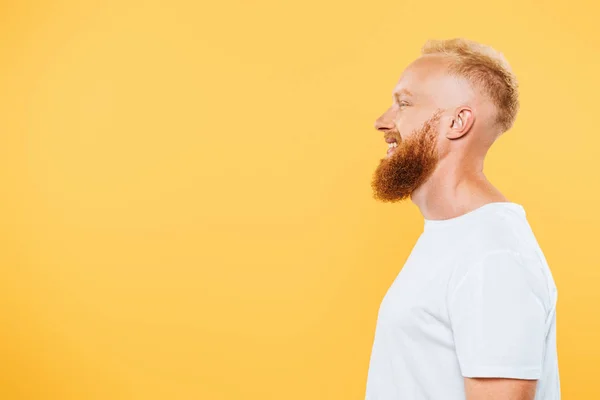 Profiel Portret Van Gelukkige Knappe Bebaarde Man Geïsoleerd Geel — Stockfoto