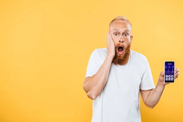 Hombre Sorprendido Mostrando Teléfono Inteligente Con Aplicación Salud Aislado Amarillo — Foto de Stock