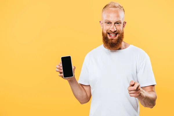 Homem Feliz Mostrando Smartphone Com Tela Branco Apontando Para Você — Fotografia de Stock