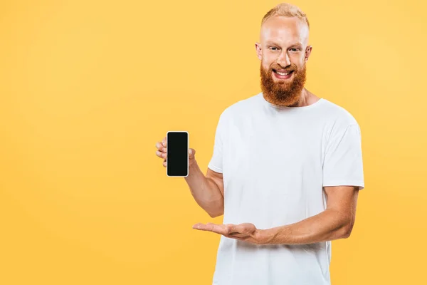 Hombre Alegre Presentando Teléfono Inteligente Con Pantalla Blanco Aislado Amarillo —  Fotos de Stock