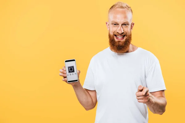 Kyiv Ucraina Agosto 2019 Uomo Barbuto Sorridente Che Presenta Smartphone — Foto Stock