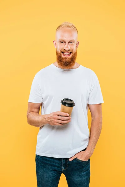 Guapo Hombre Sonriente Camiseta Sosteniendo Café Para Llevar Aislado Amarillo — Foto de Stock