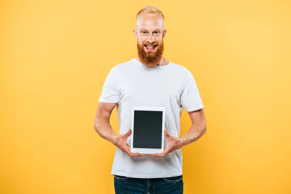 Homem Alegre Mostrando Tablet Digital Com Tela Branco Isolado Amarelo — Fotografia de Stock