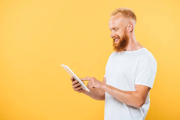 Homem Barbudo Sorridente Usando Tablet Digital Isolado Amarelo — Fotografia de Stock