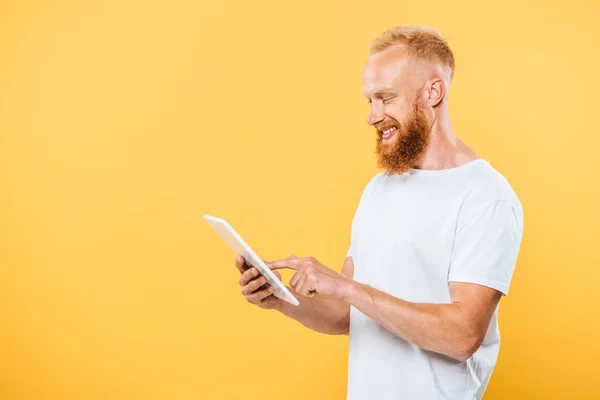 Hombre Barbudo Sonriente Usando Tableta Digital Aislado Amarillo — Foto de Stock