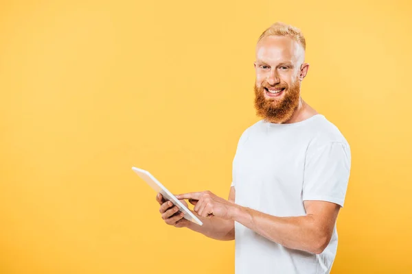 Веселий Бородатий Чоловік Використовує Цифровий Планшет Ізольований Жовтому — стокове фото