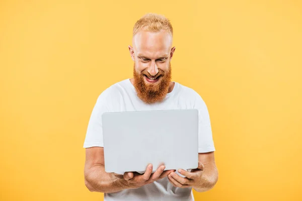 Веселый Бородатый Человек Помощью Ноутбука Изолированные Желтый — стоковое фото