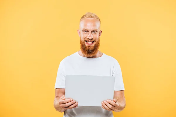 Gelukkig Bebaarde Man Met Laptop Geïsoleerd Geel — Stockfoto