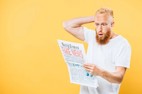 Sorprendido Hombre Leyendo Periódico Con Noticias Falsas Aislado Amarillo — Foto de Stock