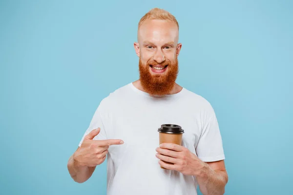 Счастливый Бородатый Мужчина Футболке Указывающий Кофе Пойти Изолированный Голубом — стоковое фото