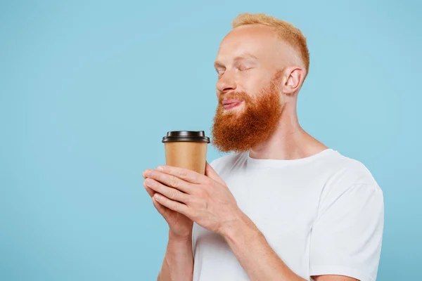 Hombre Barbudo Sonriente Camiseta Sosteniendo Café Para Con Los Ojos — Foto de Stock