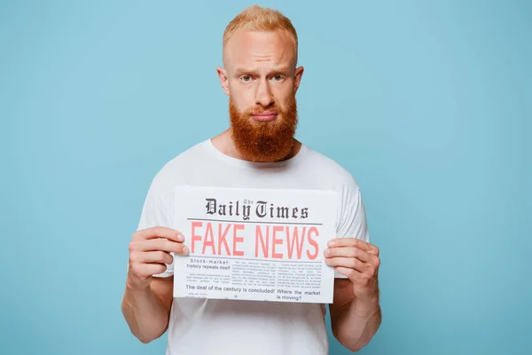 Verärgerter Bärtiger Mann Zeigt Zeitung Mit Fake News Isoliert Auf — Stockfoto