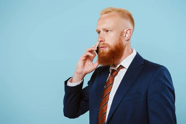 Серьезный Бородатый Бизнесмен Разговаривает Смартфоне Изолированный Синий — стоковое фото