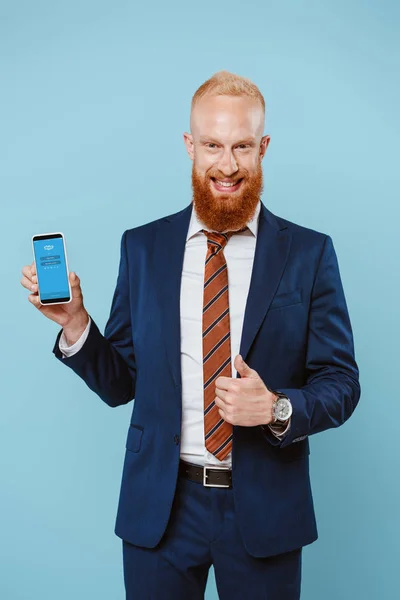 Kyiv Ukraine August 2019 Smiling Bearded Businessman Showing Thumb Smartphone — Stock Photo, Image