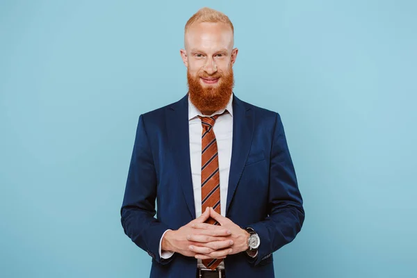 Улыбающийся Бородатый Бизнесмен Костюме Изолированный Голубом — стоковое фото