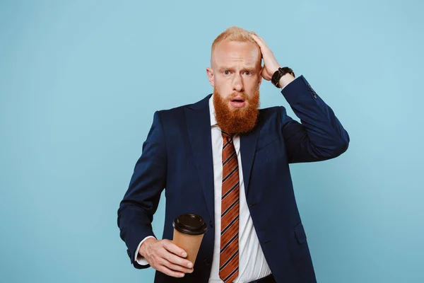 Preocupado Hombre Negocios Barbudo Sosteniendo Café Para Llevar Aislado Azul — Foto de Stock