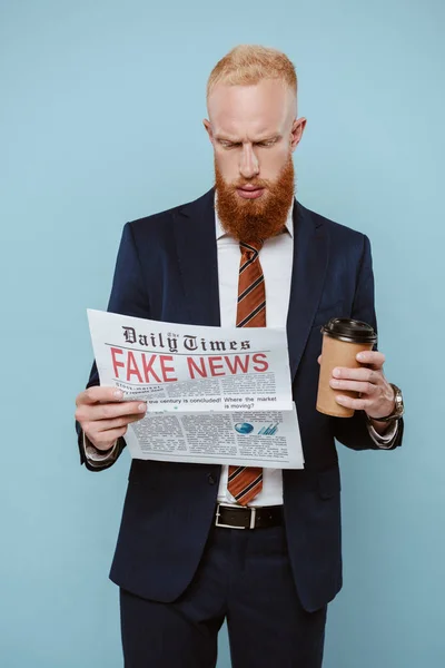 Sério Barbudo Empresário Lendo Jornal Com Notícias Falsas Segurando Café — Fotografia de Stock