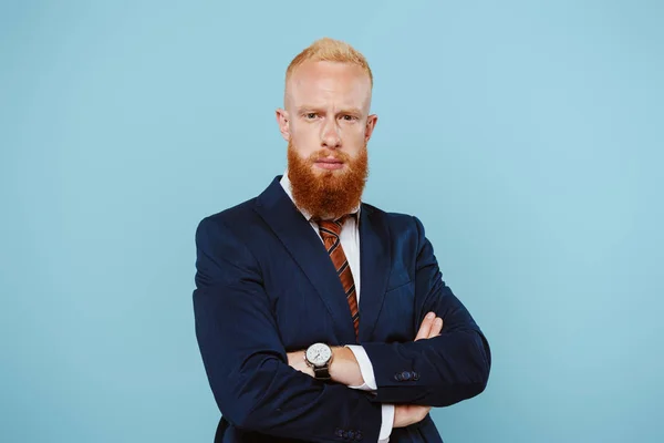 Hombre Negocios Barbudo Confiado Traje Con Brazos Cruzados Aislado Azul — Foto de Stock