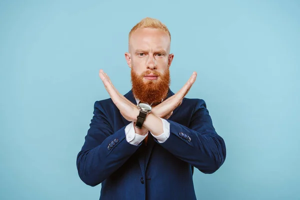 Hombre Negocios Barbudo Serio Traje Que Muestra Signo Aislado Azul — Foto de Stock