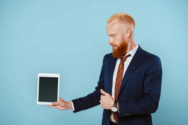 Pengusaha Berjanggut Dalam Setelan Menunjukkan Tablet Digital Dengan Layar Kosong — Stok Foto