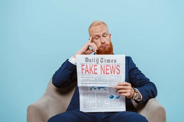 Düşünceli Sakallı Adamı Sahte Haberlerle Gazete Okurken Mavi Koltukta Tek — Stok fotoğraf