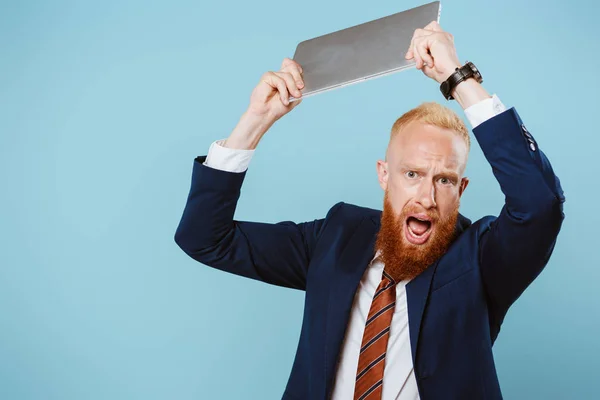 Agresivo Barbudo Hombre Negocios Gritando Lanzando Portátil Aislado Azul — Foto de Stock