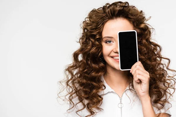 Menina Encaracolado Sorridente Mostrando Smartphone Com Tela Branco Isolado Branco — Fotografia de Stock