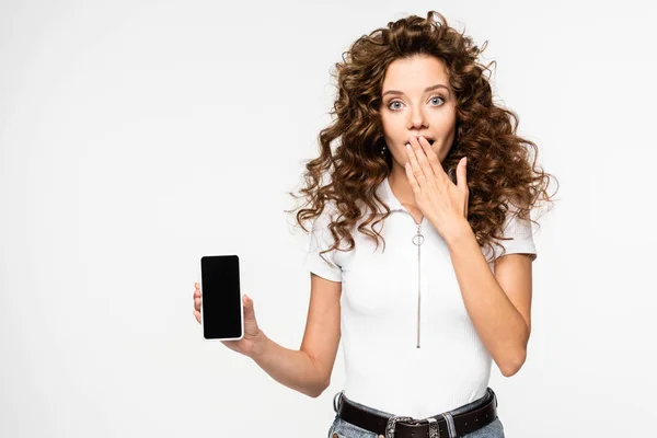 Όμορφη Έκπληκτη Κοπέλα Δείχνει Smartphone Κενή Οθόνη Απομονώνονται Λευκό — Φωτογραφία Αρχείου