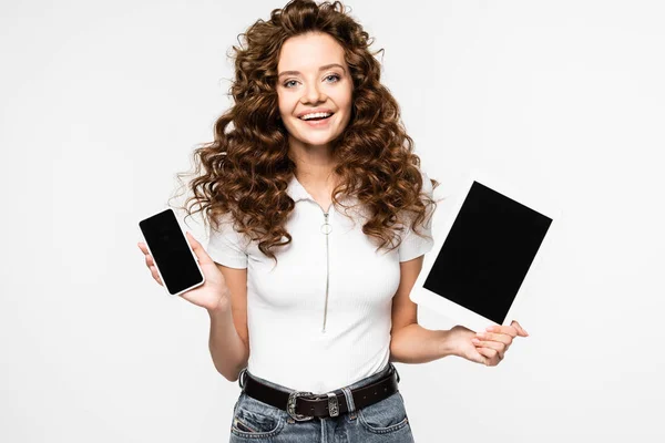 Приваблива Жінка Показує Смартфон Цифровий Планшет Порожніми Екранами Ізольована Білому — стокове фото