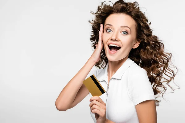 Bela Menina Surpreso Segurando Cartão Crédito Isolado Branco — Fotografia de Stock