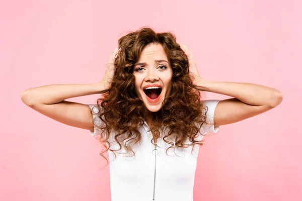 Atraente Estressado Encaracolado Menina Gritando Isolado Rosa — Fotografia de Stock