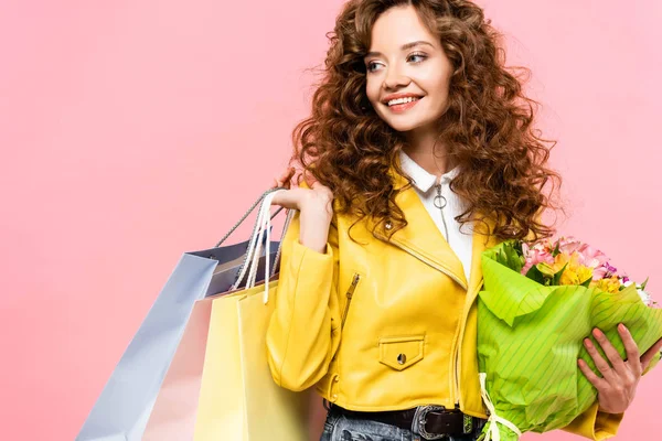 Bela Menina Encaracolado Segurando Sacos Compras Buquê Isolado Rosa — Fotografia de Stock