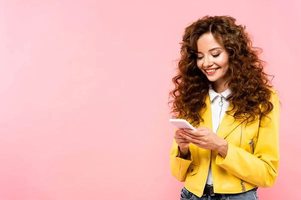 Cheerful Curly Girl Using Smartphone Isolated Pink — Stock Photo, Image