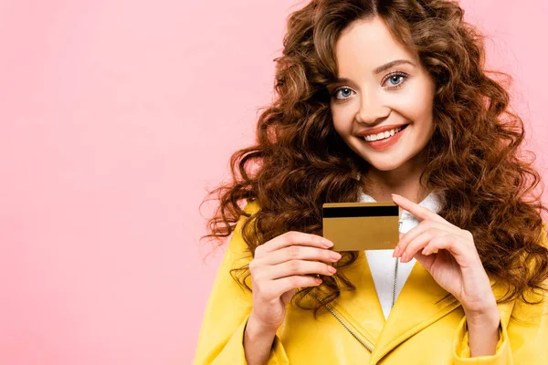 Menina Encaracolado Alegre Atraente Segurando Cartão Crédito Isolado Rosa — Fotografia de Stock