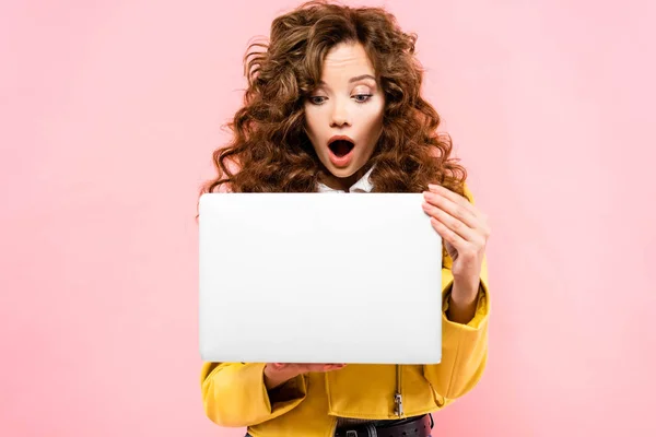 Όμορφη Σοκαρισμένη Σγουρή Γυναίκα Χρησιμοποιώντας Φορητό Υπολογιστή Απομονώνονται Ροζ — Φωτογραφία Αρχείου
