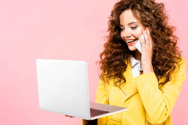 Gülümseyen Kıvırcık Kadın Akıllı Telefonda Konuşurken Dizüstü Bilgisayar Kullanıyor Pembe — Stok fotoğraf