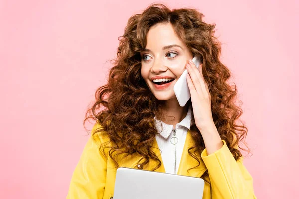 Šťastná Kudrnatá Žena Notebookem Mluví Smartphonu Izolované Růžové — Stock fotografie