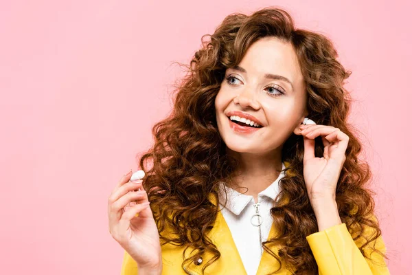 Hermosa Chica Rizada Escuchando Música Con Auriculares Inalámbricos Aislado Rosa — Foto de Stock