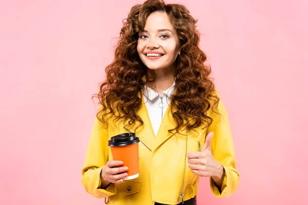 Hermosa Mujer Feliz Con Café Para Mostrando Pulgar Hacia Arriba — Foto de Stock