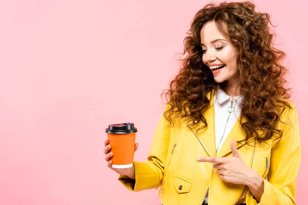 Bela Mulher Sorridente Apontando Para Café Para Isolado Rosa — Fotografia de Stock