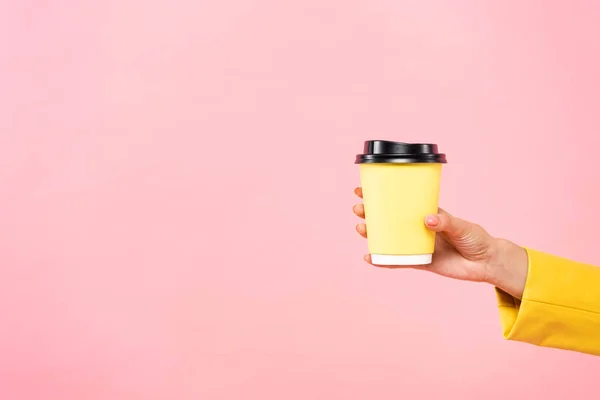 Vista Recortada Mujer Sosteniendo Taza Café Desechable Amarillo Aislado Rosa — Foto de Stock