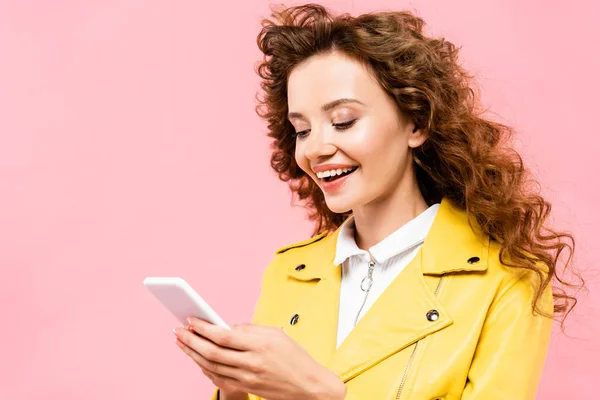 Sorridente Ragazza Riccia Utilizzando Smartphone Isolato Rosa — Foto Stock