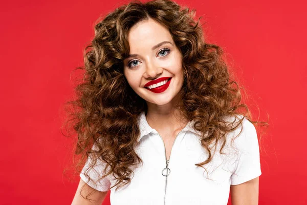 Menina Sorridente Encaracolado Atraente Isolado Vermelho — Fotografia de Stock