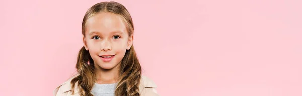 Plan Panoramique Enfant Souriant Regardant Une Caméra Isolée Sur Rose — Photo