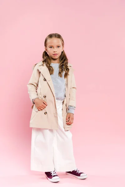 Lindo Niño Traje Otoño Con Mano Bolsillo Sobre Fondo Rosa — Foto de Stock