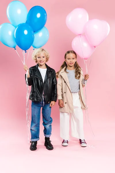 Uśmiechnięte Słodkie Dzieci Trzymające Balony Różowym Tle — Zdjęcie stockowe
